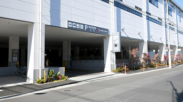 クオール薬局 ブランチ調布店の駐車場