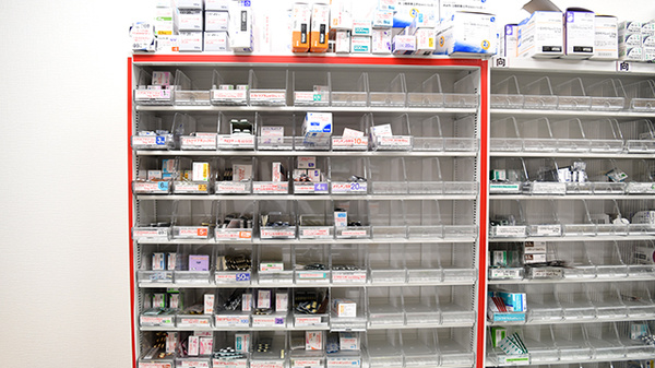 ポトス薬局 にょい店の薬棚