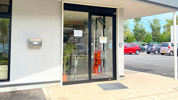 にょいさる調剤薬局の入口