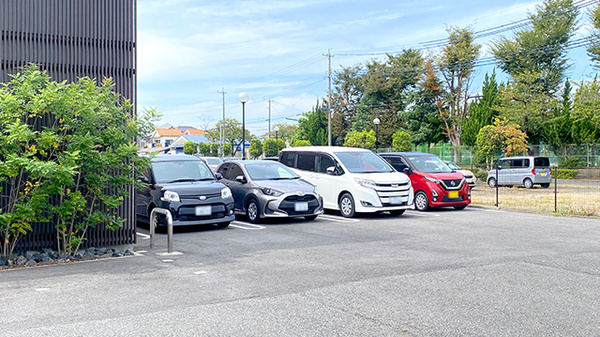 にょいさる調剤薬局の駐車場