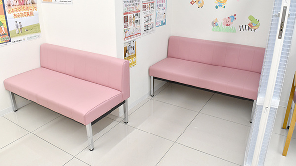 アカカベ薬局　日本橋駅前店の待合スペース