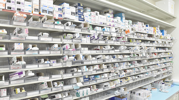 アカカベ薬局　日本橋駅前店の薬棚