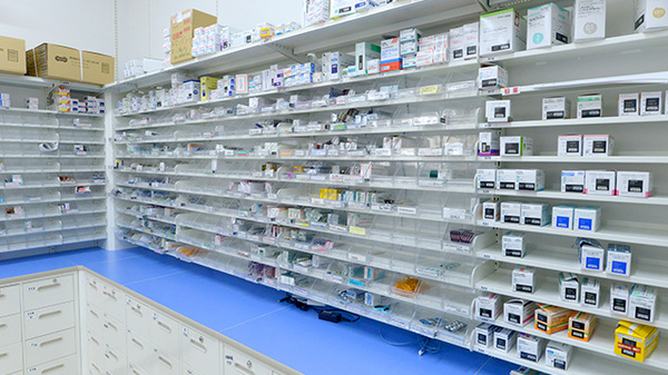 調剤薬局ツルハドラッグ仙台台原店の薬棚