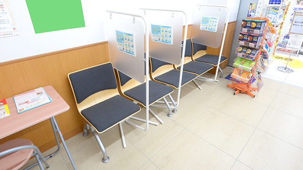 調剤薬局ツルハドラッグ高知西店の待合スペース