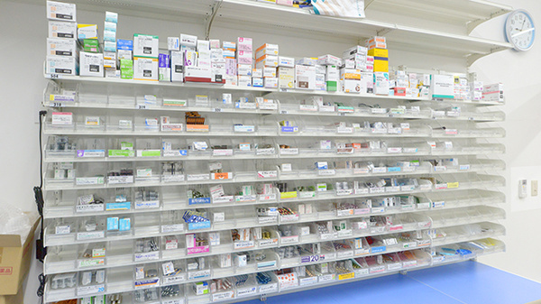 調剤薬局ツルハドラッグ高知西店の薬棚