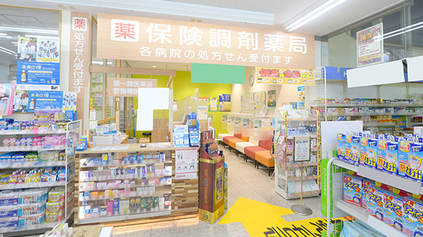 調剤薬局ツルハドラッグ西町北店の入口
