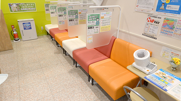 調剤薬局ツルハドラッグ西町北店の待合スペース