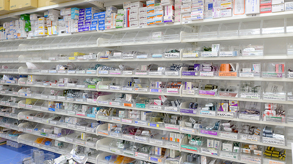 調剤薬局ツルハドラッグ西町北店の薬棚