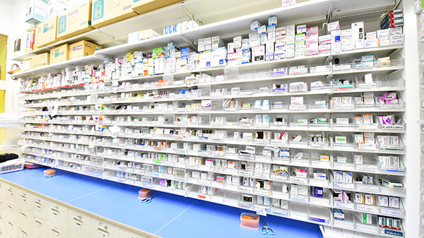 調剤薬局ツルハドラッグ山形南原店の薬棚