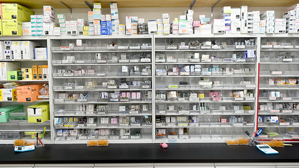 コスモス調剤薬局 勝佐店の薬棚