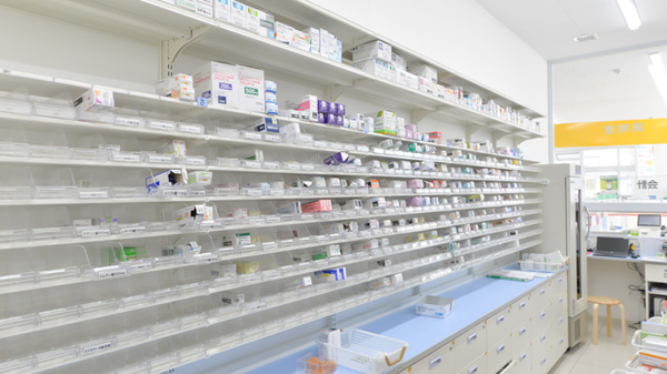 スギ薬局　太平通店の薬棚