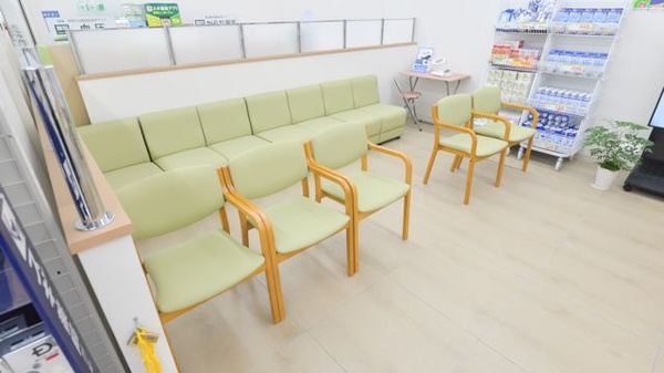 スギ薬局 有松店の待合スペース