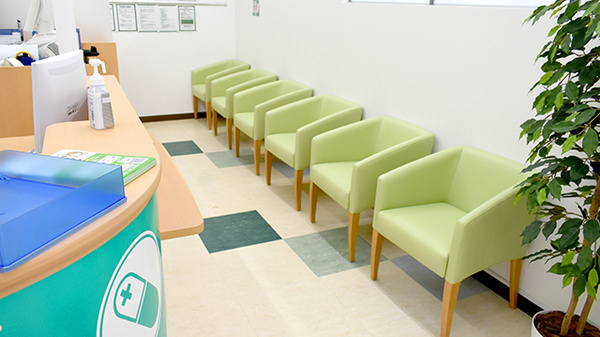 ドラッグセイムス　別府観光港薬局の待合スペース