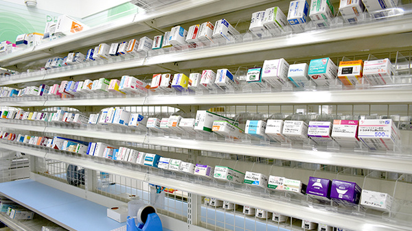 ドラッグセイムス　別府観光港薬局の薬棚