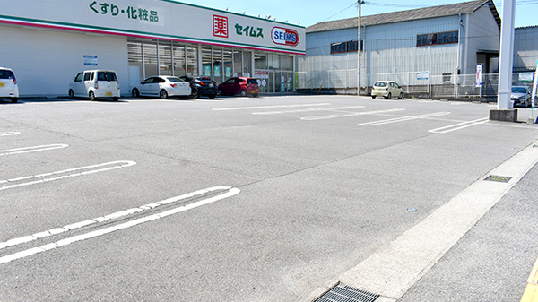 ドラッグセイムス　別府観光港薬局の駐車場