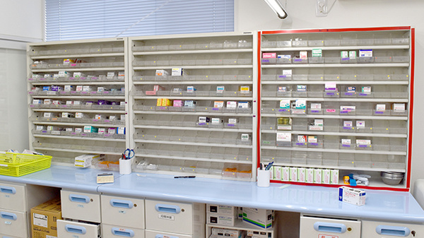 コスモ調剤薬局ひのき町店の薬棚