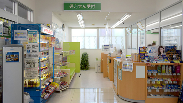 ドラッグストアエース興南町薬局の入口