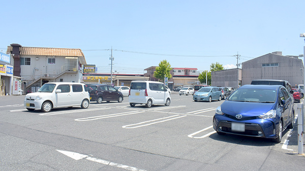 ドラッグストアエース興南町薬局の駐車場