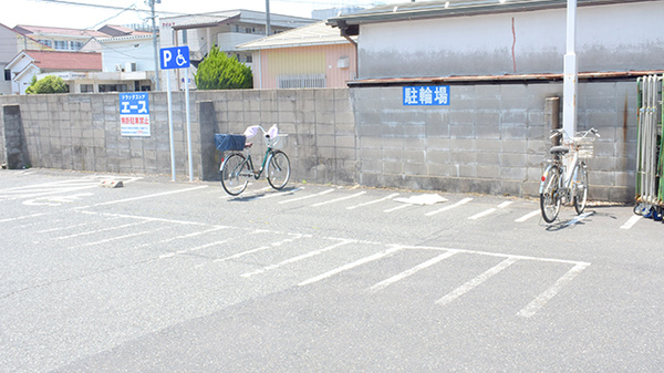 ドラッグストアエース興南町薬局の駐輪場