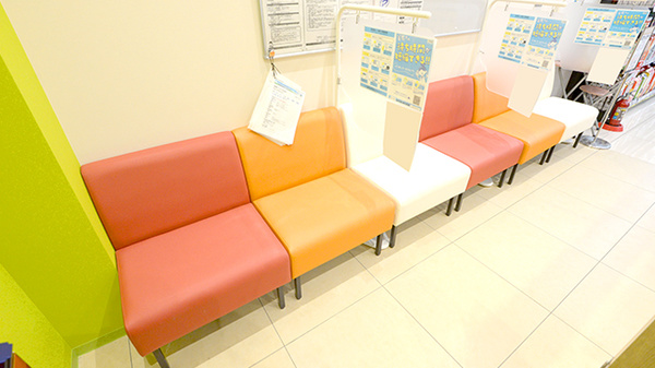 調剤薬局ツルハドラッグ苫小牧音羽店の待合スペース