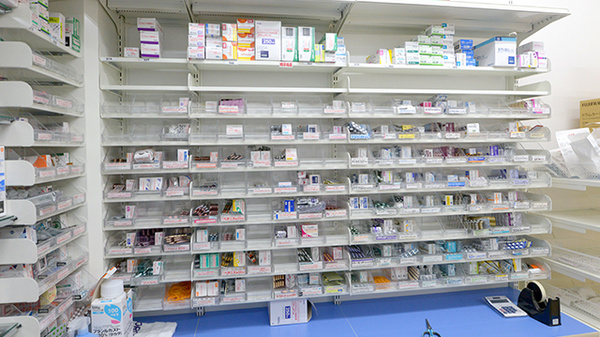 調剤薬局ツルハドラッグ苫小牧音羽店の薬棚