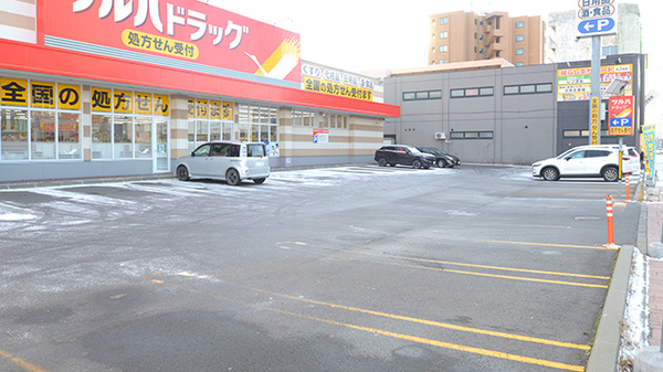 調剤薬局ツルハドラッグ苫小牧音羽店の駐車場