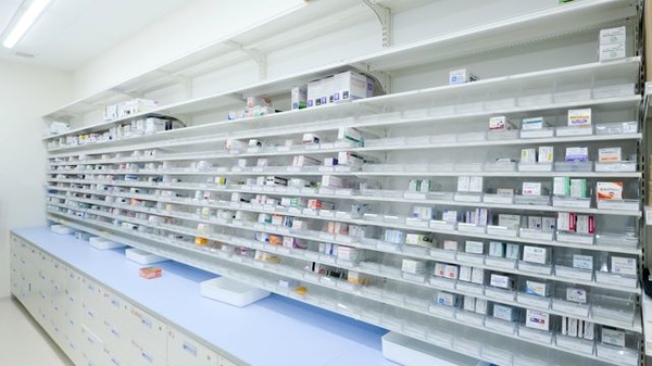ウォンツ皆賀薬局の薬棚