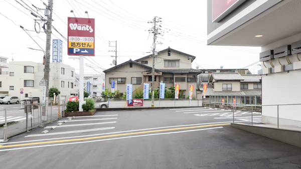 ウォンツ皆賀薬局の駐車場