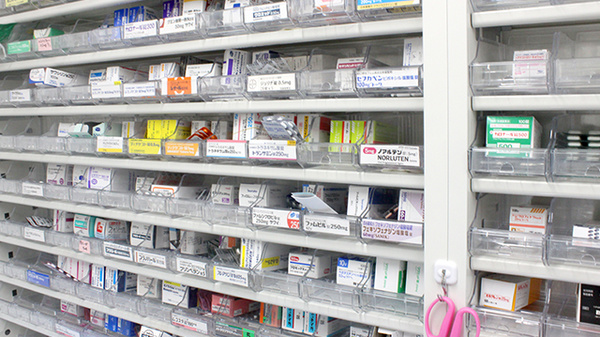 なごみ薬局　心斎橋店の薬棚