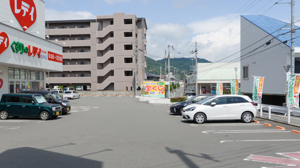 レデイ薬局松末店の駐車場