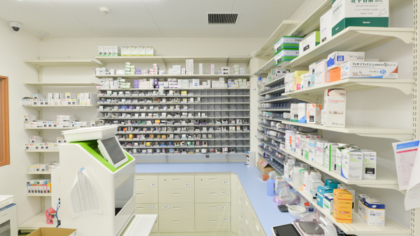 キリン堂薬局　箕面船場東店の薬棚