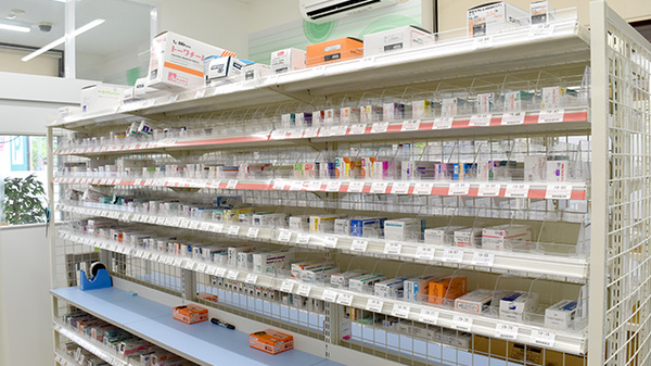 ドラッグセイムス木更津薬局の薬棚