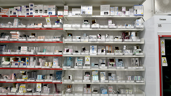 アイン薬局静和記念病院店の薬棚