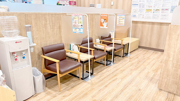 イオン薬局南栗橋店の待合スペース