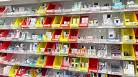 薬局トモズ青葉台調剤店の薬棚