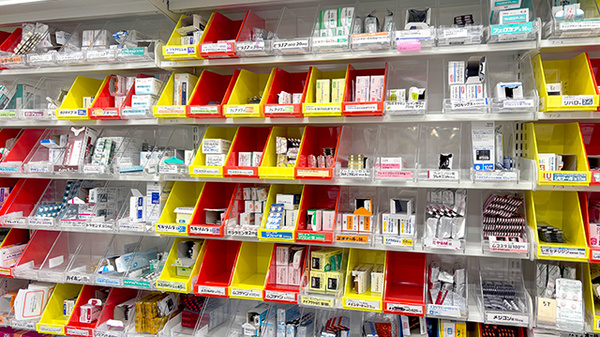 薬局トモズ青葉台調剤店の薬棚