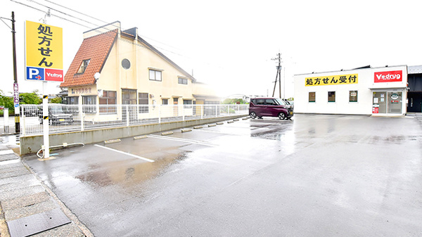 V･drug　津幡中須加薬局の駐車場