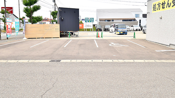 V･drug　福井空港前薬局の駐車場