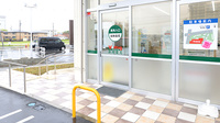 V･drug　岸岡薬局の入口