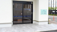 プラザ薬局 ＪＲ総持寺店の入口
