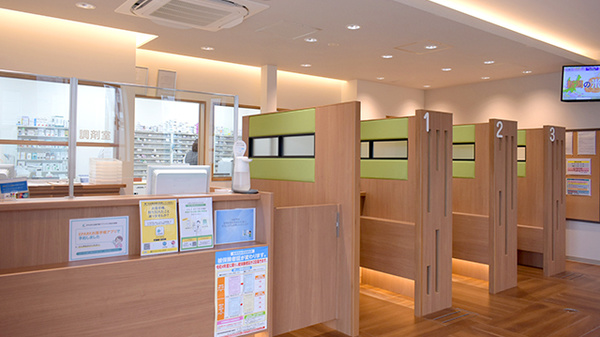 プラザ薬局 ＪＲ総持寺店の受付/カウンター