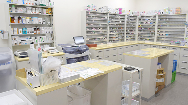 プラザ薬局 ＪＲ総持寺店の調剤室
