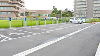 プラザ薬局 ＪＲ総持寺店の駐車場