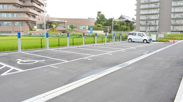 プラザ薬局 ＪＲ総持寺店の駐車場