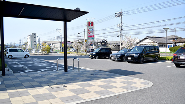 日本調剤 西大寺薬局の駐車場