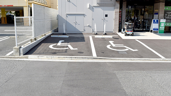 しらかば薬局の駐車場