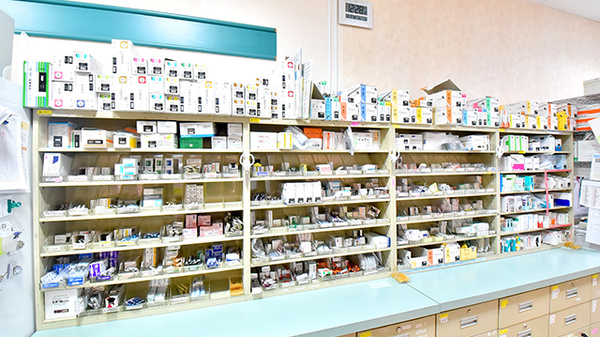 大賀薬局 百道ＳＲＰ店の薬棚