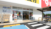 スギ薬局 菰野西店の入口