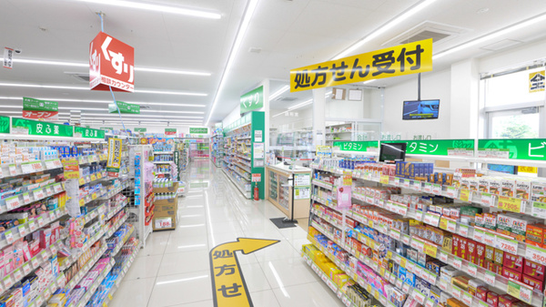 スギ薬局 菰野西店の入口