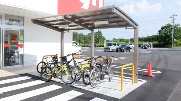 スギ薬局 菰野西店の駐輪場